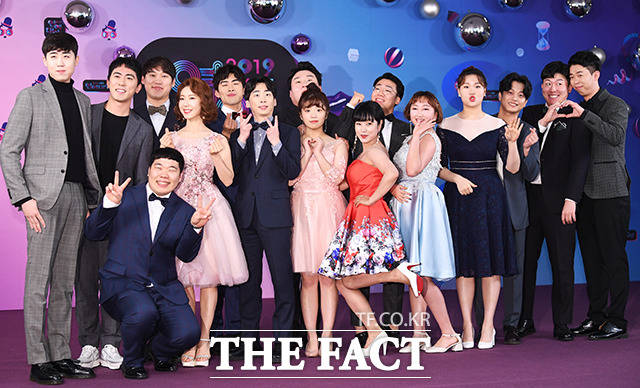 2019 KBS 연예대상 레드카펫 행사가 21일 오후 서울 여의도 KBS 본관에서 진행된 가운데 신인 개그맨들이 포토타임을 갖고 있다. / 배정한 기자