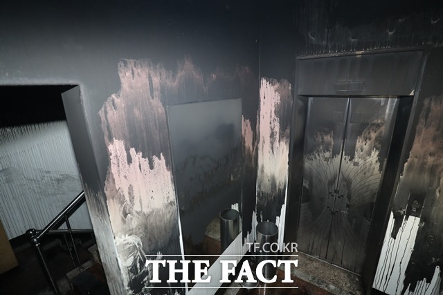 22일 오전 5시 45분께 광주 북구 두암동 5층 규모 한 모텔에서 방화로 추정되는 불이 나 1명이 숨지고 10명이 중상을 입는 등 총 33명의 사상자가 발생한 가운데 소방당국 등이 화재 원인 조사를 벌이고 있다. /뉴시스