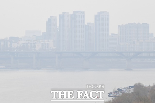 기상청에 따르면 월요일인 23일 오전까지 전국 곳곳에 비 또는 눈이 내리다 그치겠다. 또, 미세먼지가 나쁨 수준을 보이겠다. 미세먼지 가득한 서울 시내. /더팩트 DB