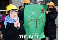 [TF포토] 노란 헬멧 쓰고 자유 외치는 홍콩민주화지지 시민모임