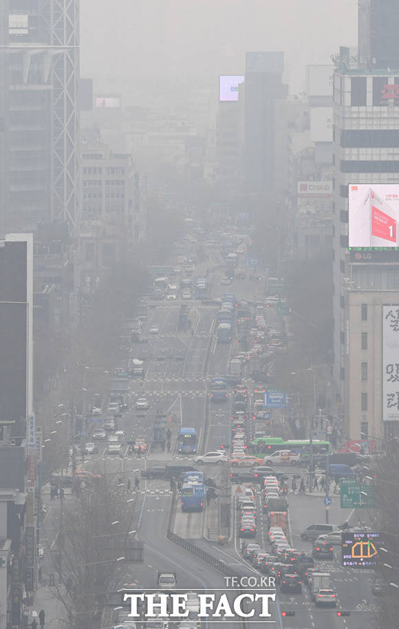 전국적으로 초미세먼지가 나쁨 단계를 보이는 23일 오전 서울 종로 일대가 미세먼지와 스모그로 인해 뿌연 모습을 보이고 있다. /임세준 기자
