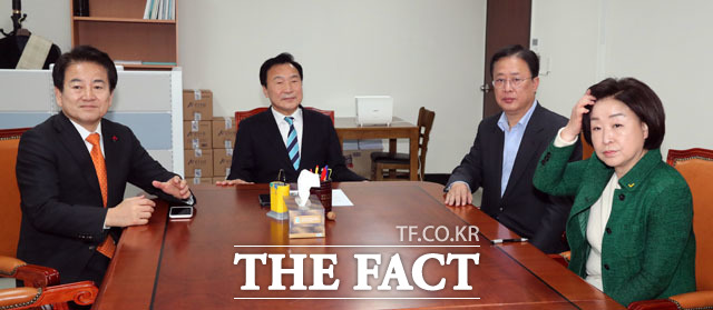 정동영 민주평화당, 손학규 바른미래당, 유성엽 대안신당, 심상정 정의당 대표(왼쪽부터)가 23일 오전 서울 여의도 국회에서 선거법 합의를 위한 회동을 갖고 있다./국회=남윤호 기자