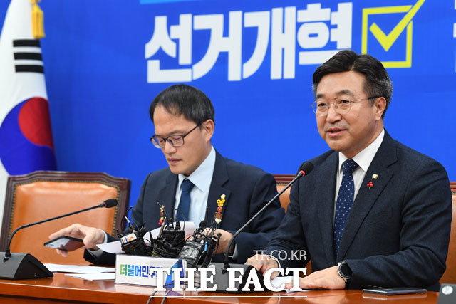 박주민 더불어민주당 최고위원(왼쪽)과 윤호중 사무총장이 23일 오후 서울 여의도 국회에서 선거법 및 검찰개혁법안 관련 기자간담회를 열고 취재진과 대화하고 있다./국회=남윤호 기자