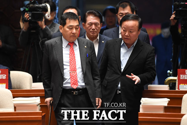 심재철 자유한국당 원내대표(왼쪽)와 김재원 정책위의장이 23일 오후 서울 여의도 국회에서 열린 의원총회에 참석하고 있다./국회=남윤호 기자