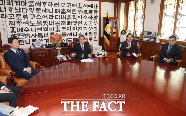 문희상 국회의장(왼쪽에서 두 번째)이 23일 오전 서울 여의도 국회 의장실에서 교섭단체 3당 원내대표와 회동을 하고 있다. 왼쪽부터 이인영 더불어민주당, 문희상 의장, 심재철 자유한국당, 오신환 바른미래당 원내대표./국회=남윤호 기자