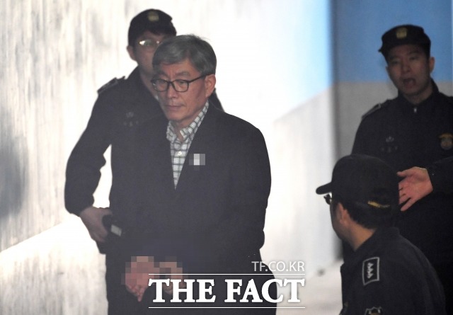 23일 검찰은 2017년 기소 후 2년간 8개 재판을 받아온 원세훈 전 국정원장에 대해 징역15년을 선고해야 한다고 주장했다. 사진은 지난 4월 원 전 원장이 지난 4월 11일 오후 서울 서초구 서울중앙지방법원에서 열린 국가정보원법 위반 등 공판에 출석하는 모습. /이새롬 기자