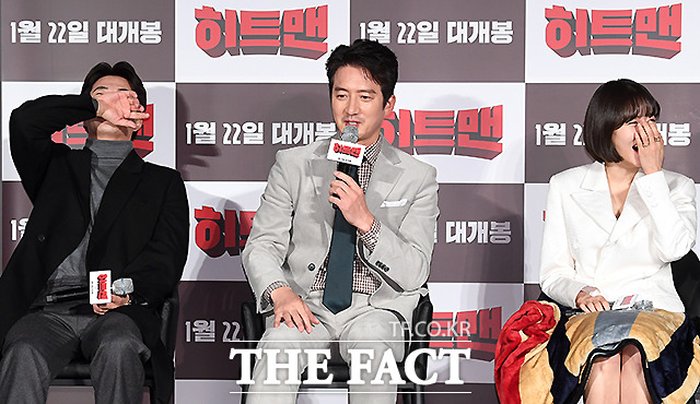 배우 정준호(가운데)가 23일 오후 서울 광진구 롯데시네마 건대에서 열린 영화 히트맨 제작발표회에 참석해 질문에 대답하는 가운데, 나란히 앉은 권상우(왼쪽), 황우슬혜가 웃음을 터뜨리고 있다. /이새롬 기자