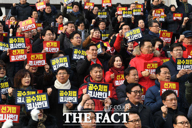 23일 오후 서울 여의도 국회 본관 앞에서 공수처법·선거법 날치기 저지 규탄대회가 열린 가운데 참가자들이 구호를 외치고 있다./국회=남윤호 기자