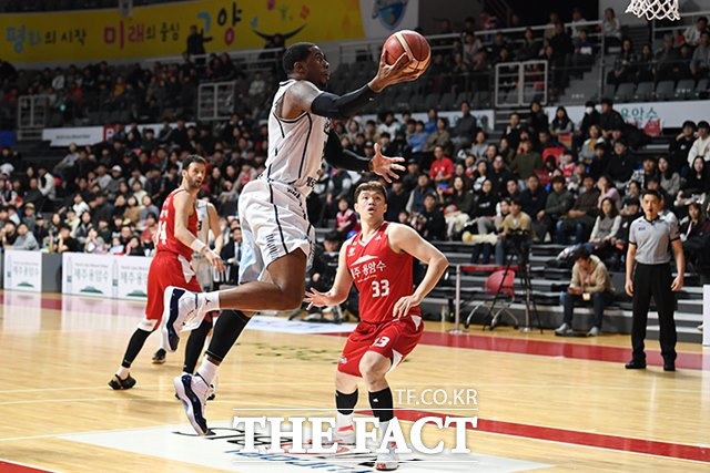 24일 오후 7시 안양실내체육관에서 열리는 2019-20시즌 남자프로농구(KBL) 안양KGC-전주KCC전을 대상으로 한 농구토토매치 64회차 투표율을 중간 집계한 결과, 참가자의 54.46%가 원정팀 전주KCC의 우세를 예상했다./KBL 제공