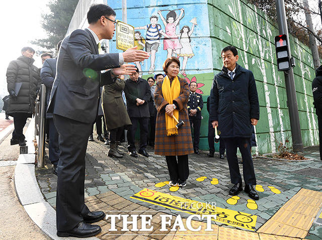 진영 행정안전부 장관(오른쪽)과 조은희 서초구청장이 23일 오후 서울 서초구 원명초등학교에 방문해 안전관리 실태를 확인하고 노란발자국 프린팅 행사를 진행하기 전 학교 앞 안전관리에 관한 내용을 전달받고 있다. /남용희 기자