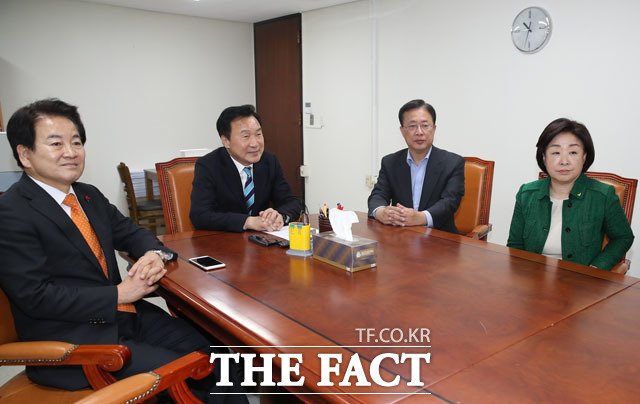 정동영 민주평화당, 손학규 바른미래당, 유성엽 대안신당, 심상정 정의당 대표(왼쪽부터)가 23일 오전 서울 여의도 국회에서 선거법 합의를 위한 회동을 갖고 있다./국회=남윤호 기자