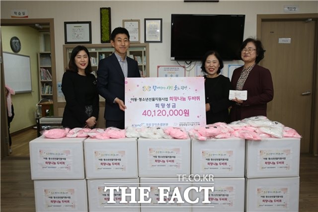 연말을 맞아 광명시 관내 지역아동센터 아동・청소년 870여 명에게 4000만 원 상당의 케이크상품권과 과자꾸러미 등 선물을 구매하여 지원한 희망나눔 두 바퀴 행사./경륜경정총괄본부 제공