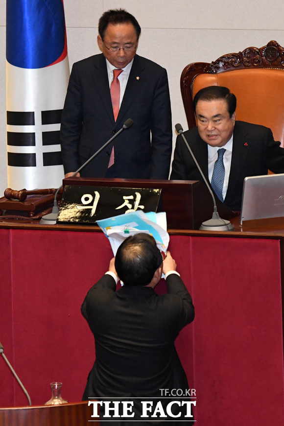 23일 오후 서울 여의도 국회에서 본회의가 열린 가운데 필리버스터 첫 주자로 나선 주호영 의원이 문희상 국회의장에게 항의하고 있다./국회=남윤호 기자