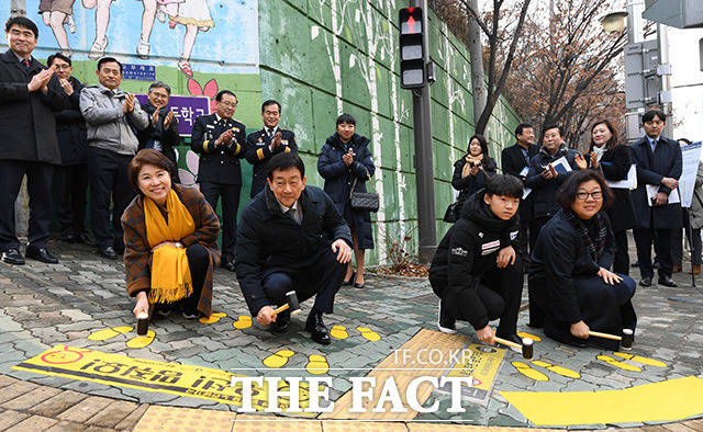 조은희 송파구청장과 진영 행정안전부 장관, 원명초등학교 학생 대표, 강향옥 원명초등학교장(왼쪽부터)이 23일 오후 서울 서초구 원명초등학교를 방문해 노란발자국 프린팅 행사를 진행하고 있다. /남용희 기자