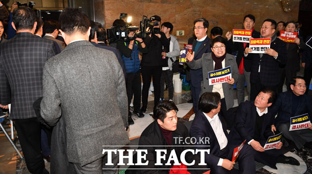 23일 오후 서울 여의도 국회에서 본회의가 개의를 앞둔 가운데 자유한국당 의원들이 참석 의원들에게 항의하고 있다./국회=남윤호 기자