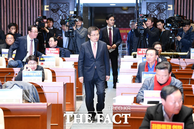 황교안 자유한국당 대표가 23일 오후 서울 여의도 국회에서 열린 의원총회에 참석하고 있다./국회=남윤호 기자
