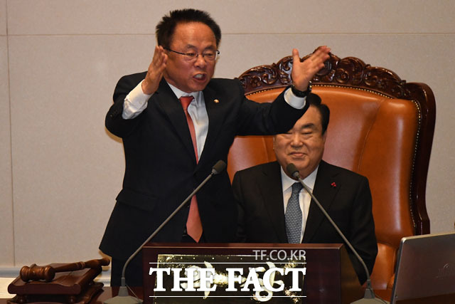 23일 오후 서울 여의도 국회에서 열린 본회의에 이주영 국회 부의장(왼쪽)이 문희상 국회 의장에게 본회의 진행과 관련해 항의하고 있다./국회=남윤호 기자