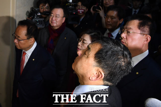 23일 오후 서울 여의도 국회에서 본회의가 개의를 앞둔 가운데 심재철 자유한국당 원내대표와 의원들이 국회 의장실을 찾아 항의하고 있다./국회=남윤호 기자