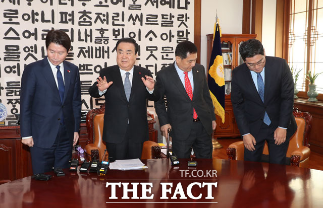 문희상 국회의장(왼쪽에서 두 번째)이 23일 오전 서울 여의도 국회 의장실에서 교섭단체 3당 원내대표와 회동을 하고 있다. 왼쪽부터 이인영 더불어민주당, 문희상 의장, 심재철 자유한국당, 오신환 바른미래당 원내대표./국회=남윤호 기자