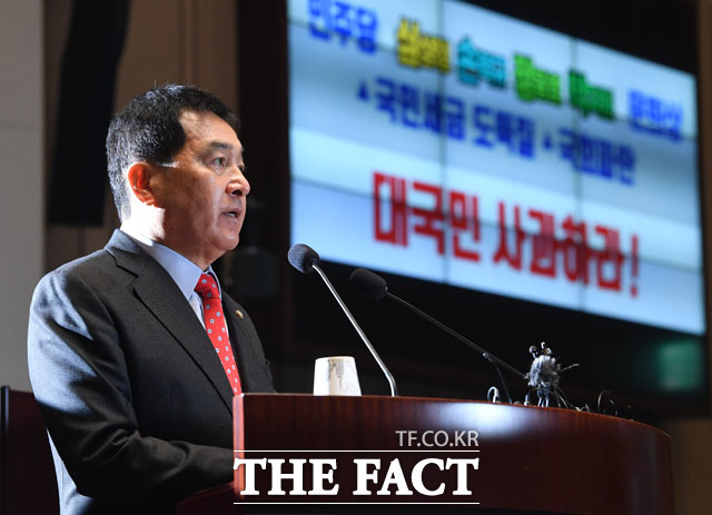 심재철 자유한국당 원내대표가 23일 오후 서울 여의도 국회에서 열린 의원총회에 참석해 모두발언을 하고 있다./국회=남윤호 기자