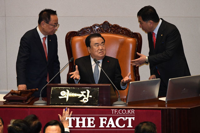 23일 오후 서울 여의도 국회에서 열린 본회의에 문희상 국회의장(가운데)이 이주영 국회부의장(오른쪽)과 심재철 자유한국당 원내대표에게 회의 운영과 관련한 항의를 받고 있다./국회=남윤호 기자