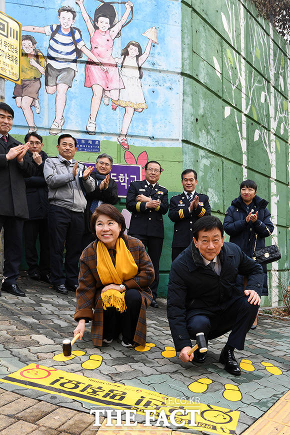 진영 행정안전부 장관(오른쪽)과 조은희 서초구청장이 23일 오후 서울 서초구 원명초등학교에 방문해 안전관리 실태를 확인하고 노란발자국 프린팅 행사를 진행하고 있다. /남용희 기자