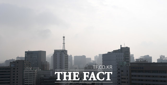 전국적으로 초미세먼지가 나쁨 단계를 보이는 23일 오전 서울 종로 일대가 미세먼지와 스모그로 인해 뿌연 모습을 보이고 있다. /임세준 기자
