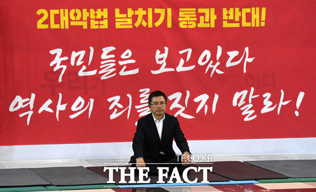 23일 오후 서울 여의도 국회에서 본회의가 개의를 앞둔 가운데 황교안 자유한국당 대표가 본회의장 앞을 혼자 지키고 있다./국회=남윤호 기자