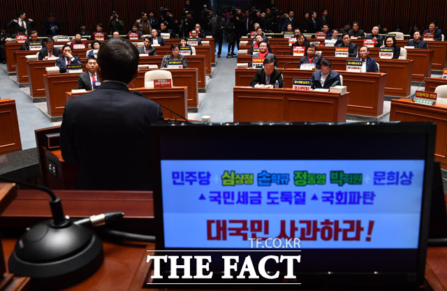 황교안 자유한국당 대표가 23일 오후 서울 여의도 국회에서 열린 의원총회에 참석해 모두발언을 하고 있다./국회=남윤호 기자