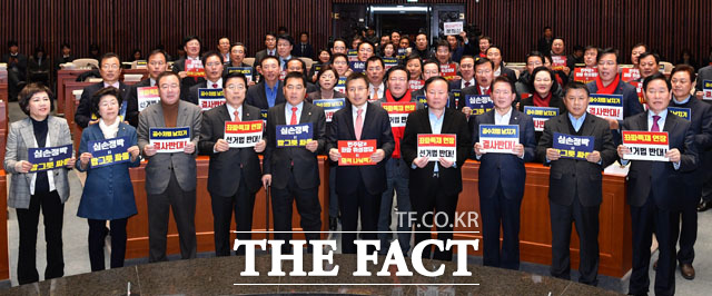 자유한국당 황교안 대표를 비롯한 의원들이 23일 오후 서울 여의도 국회에서 열린 의원총회에 참석해 선거법과 공수처법 등을 반대하는 퍼포먼스를 펼치고 있다./국회=남윤호 기자