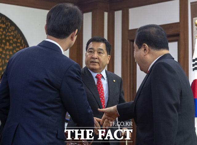 이인영 더불어민주당 원내대표(왼쪽)와 심재철 자유한국당 원내대표(가운데)가 23일 오전 서울 여의도 국회 의장실에서 열린 교섭단체 3당 원내대표 회동에서 만나 악수를 나누고 있다. 오른쪽은 문희상 국회의장./국회=남윤호 기자