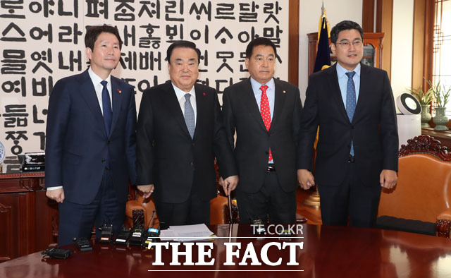 문희상 국회의장(왼쪽에서 두 번째)이 23일 오전 서울 여의도 국회 의장실에서 교섭단체 3당 원내대표와 회동을 하고 있다. 왼쪽부터 이인영 더불어민주당, 문희상 의장, 심재철 자유한국당, 오신환 바른미래당 원내대표./국회=남윤호 기자