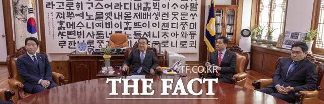 문희상 국회의장(왼쪽에서 두 번째)이 23일 오전 서울 여의도 국회 의장실에서 교섭단체 3당 원내대표와 회동을 하고 있다. 왼쪽부터 이인영 더불어민주당, 문희상 의장, 심재철 자유한국당, 오신환 바른미래당 원내대표./국회=남윤호 기자