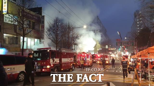 23일 오후 4시56분쯤 서울 도봉구 방학동 모 아파트 단지 상가 지하에서 화재가 발생해 소방대원들이 진화 작업을 벌이고 있다./서울 소방재난본부 제공