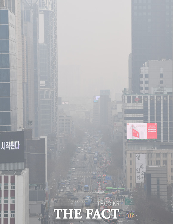 전국적으로 초미세먼지가 나쁨 단계를 보이는 23일 오전 서울 종로 일대가 미세먼지와 스모그로 인해 뿌연 모습을 보이고 있다. /임세준 기자