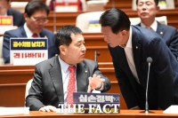 [TF포토] 심재철-김한표, 선거법 해법은?