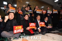 [TF포토] 본회의장 앞 막아선 자유한국당 의원들