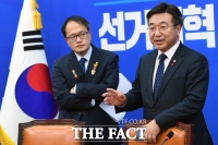 [TF포토] 선거법-검찰 개혁안 설명하는 윤호중-박주민