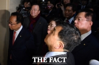 [TF포토] 의장실 앞 눈감고 있는 심재철