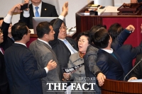 [TF포토] 윤후덕 의원 막아선 이은재 의원