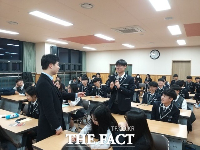 지난 2018년 11월 장 부대변인이 울산 천산고등학교에서 주민, 학생들을 상대로 특강을 하는 모습. /장 부대변인 SNS
