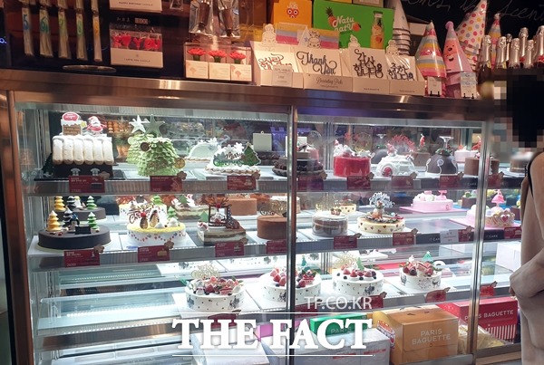 유통업계가 크리스마스 파티 필수품이 된 케이크 수요 잡기에 열을 올리고 있다. 서울 시내 한 제과업체 매장에서 고객이 케이크를 둘러보고 있다. /이민주 기자