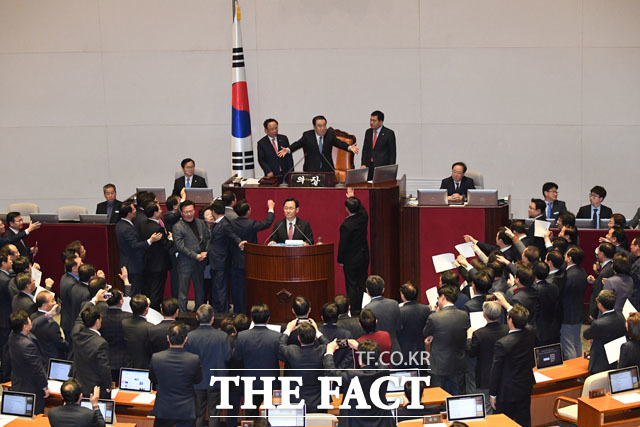 23일 국회에서 본회의가 열린 가운데 문희상 국회의장이 자유한국당 의원들에게 항의를 받는 모습. /남윤호 기자