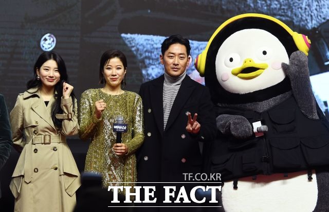 영화 백두산 레드카펫에 참석한 펭수는 재치있는 입담과 팬서비스로 주연 배우들보다 더 큰 관심을 모았다. /이동률 기자