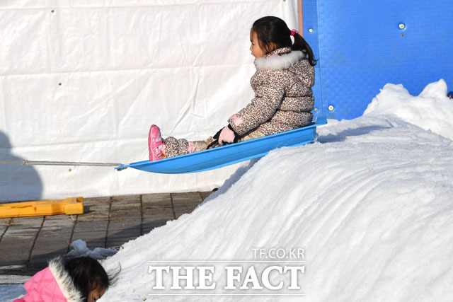 24일 오후 서울 광진구 뚝섬한강공원에 야외 눈썰매장이 개장해 어린이가 눈썰매를 즐기고 있다./남윤호 기자