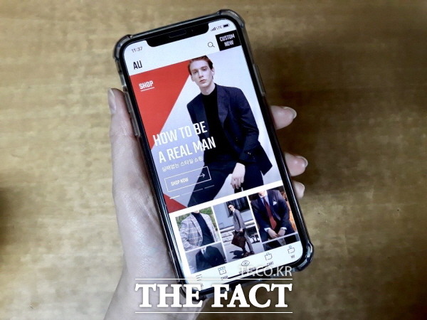 남성 소비자들이 패션업계 주력 소비층으로 부상하면서 업체들마다 이들을 타킷으로 한 온라인 플랫폼 론칭에 속도를 높이고 있다. 사진은 LF에서 선보인 온라인 편집몰 아우 앱 화면. /한예주 기자