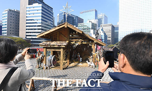 크리스마스 이브인 24일 오후 서울 중구 명동동성을 찾은 시민들이 구유를 촬영하고 있다. /이새롬 기자