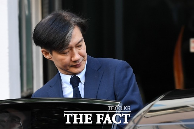 조국 전 법무부 장관은 26일 오전 10시30문 서울동부지법 권덕진 영장전담 부장판사 심리로 구속 전 심문(영장실질심사)을 받을 예정이다. 사진은 조 전 장관이 지난 10월 1일 오전 서울 서초구 방배동 자택을 나서는 모습. /남용희 기자