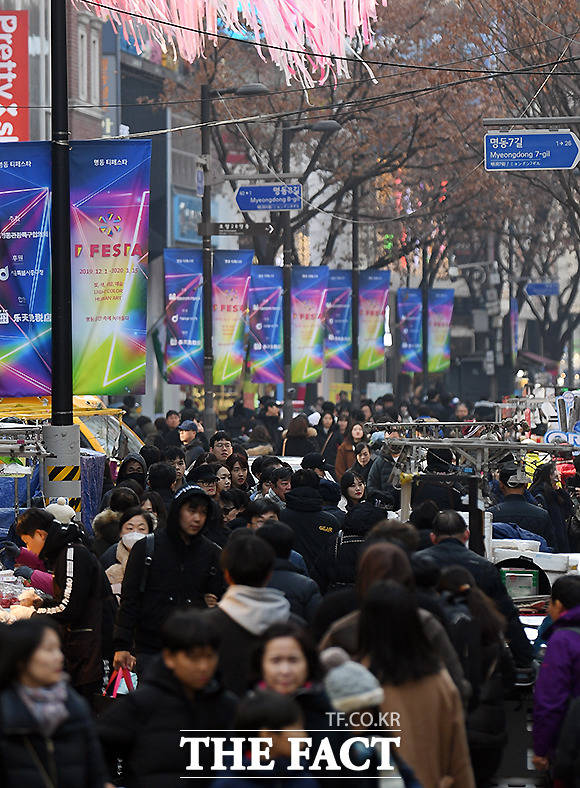 크리스마스 이브인 24일 서울 명동 거리를 찾은 많은 시민들