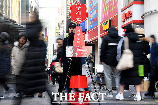 성탄절인 25일은 기대했던 눈은 볼 수 없어 화이트 크리스마스는 내년을 기약하게 됐다. 이날은 전국에 가끔 구름이 많겠고 제주도는 대체로 흐리다가 오후부터 가끔 비가 내리겠다. /이새롬 기자